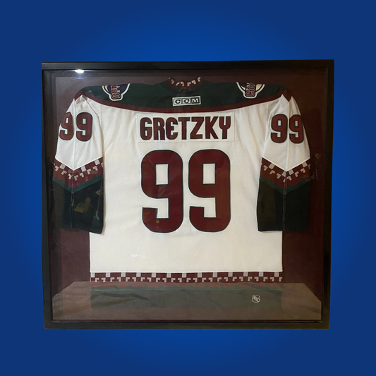 Wayne Gretzky’s signature on this full framed Phoenix Coyotes jersey makes it a rare hockey collectible. Perfect for serious collectors, celebrating “The Great One’s” impact with the franchise.